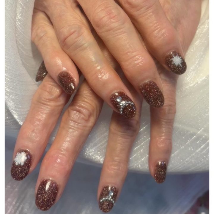 72歳のお客さまに施術した上品ネイル｜ブラウンフラッシュ×冬モチーフデザイン