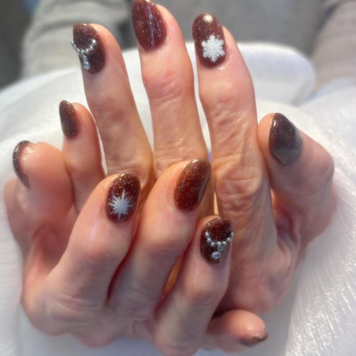 72歳のお客さまに施術した上品ネイル｜ブラウンフラッシュ×冬モチーフデザイン