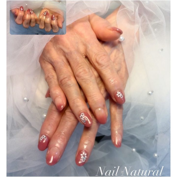 シニアネイル　ピンクグラデーションお花ネイル