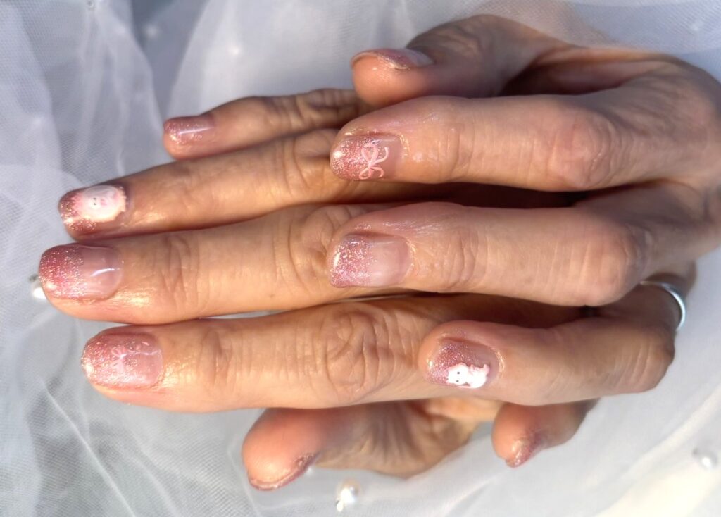 シニアネイルオススメデザイン
ピンクラメグラデーション＋ネコパーツネイル