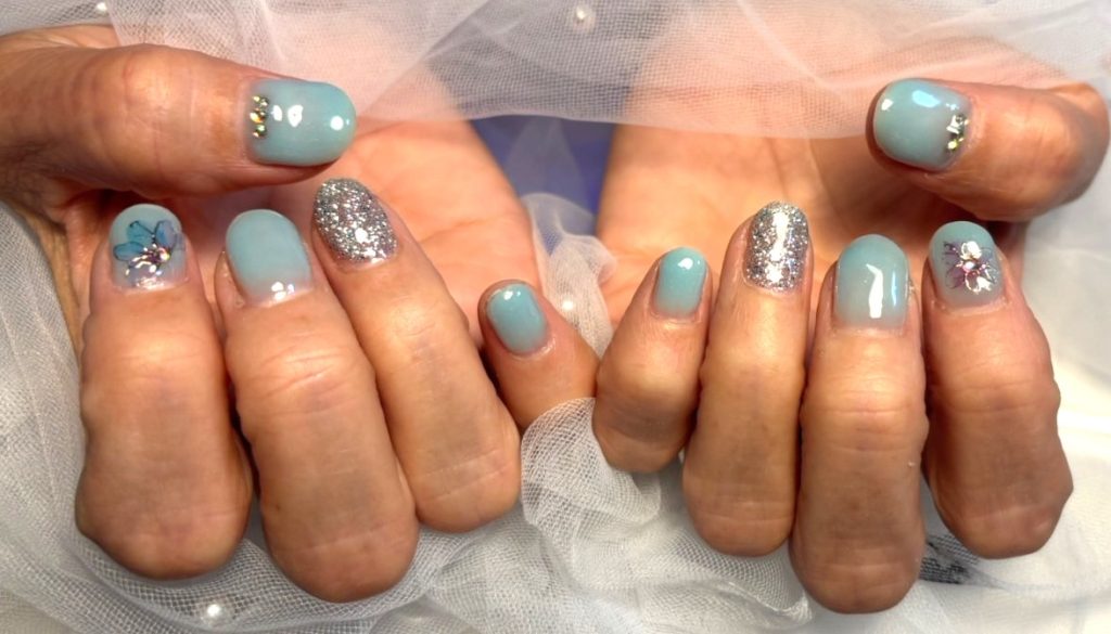 シニアネイルにおすすめフラッシュラメネイル。淡いブルーベースのフラッシュラメネイル＋お花パーツ