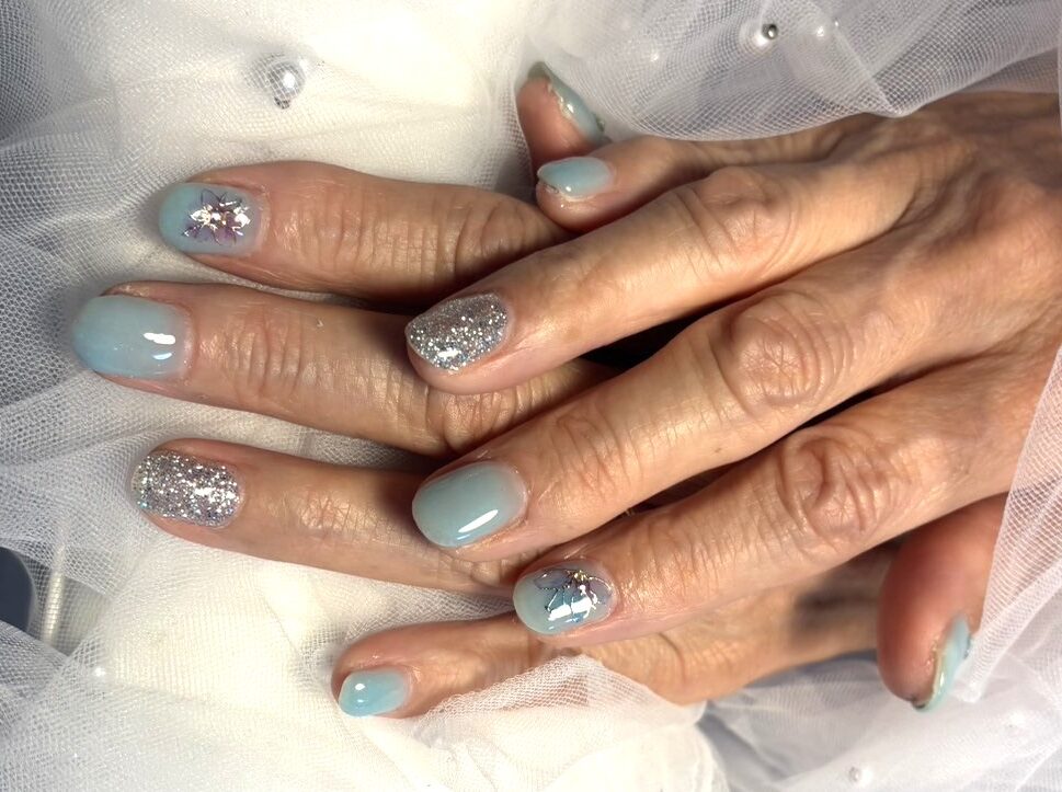 シニアネイルにおすすめフラッシュラメネイル。淡いブルーベースのフラッシュラメネイル＋お花パーツ
