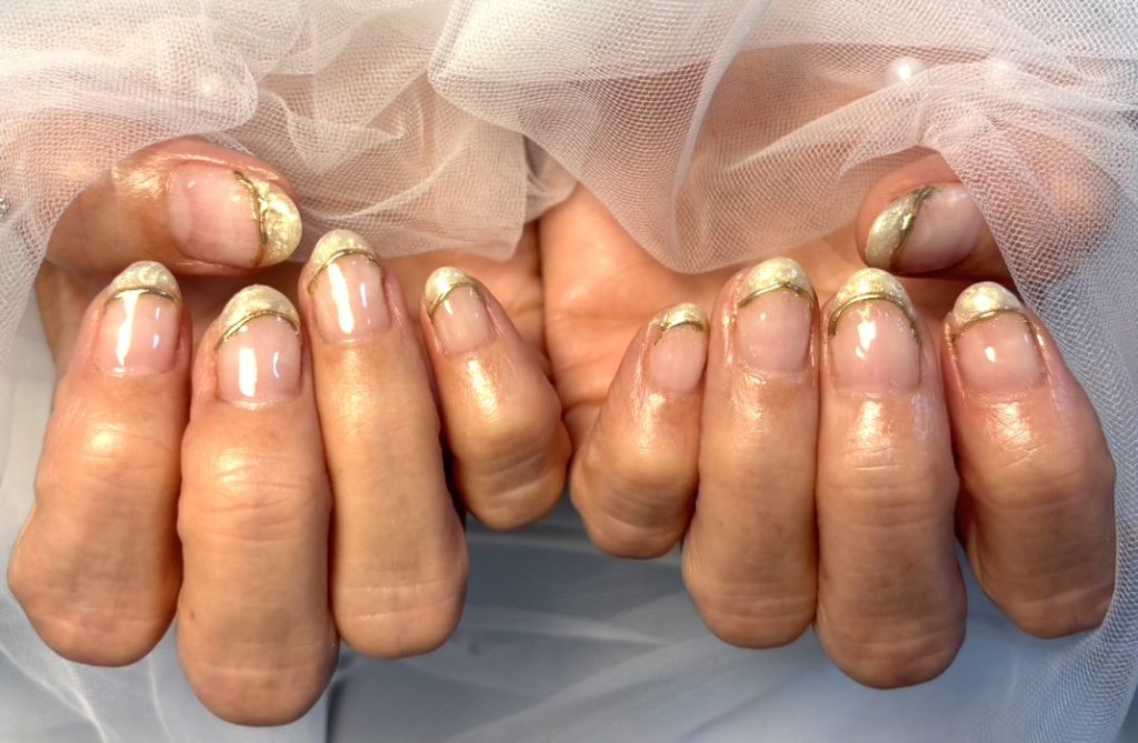 シニアネイルオススメデザインフレンチネイル
ピンクベースのゴールドフレンチネイル