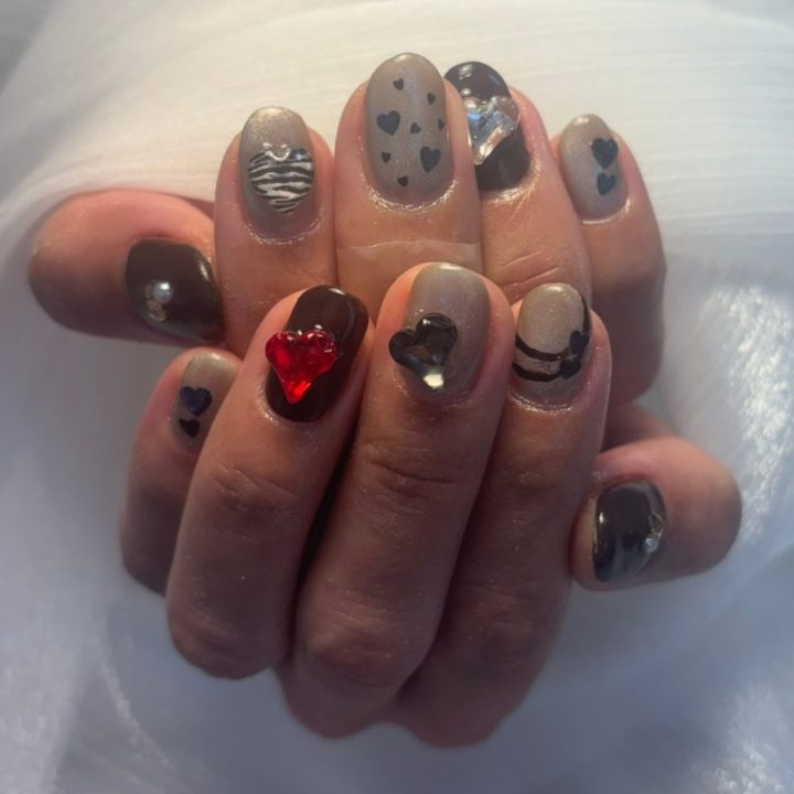 大人可愛いチョコ×ハートのバレンタインネイルデザイン