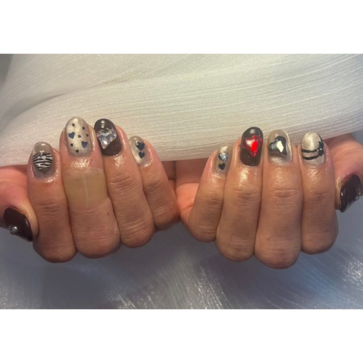 大人可愛いチョコ×ハートのバレンタインネイルデザイン