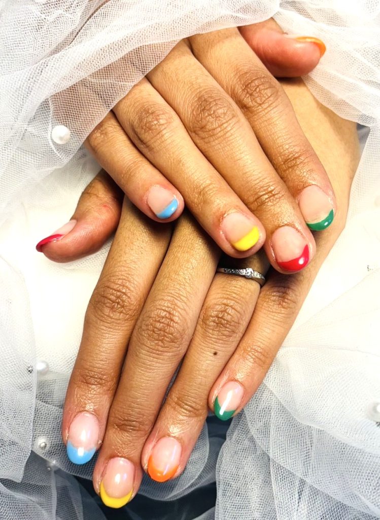 パステルカラーのフレンチネイル