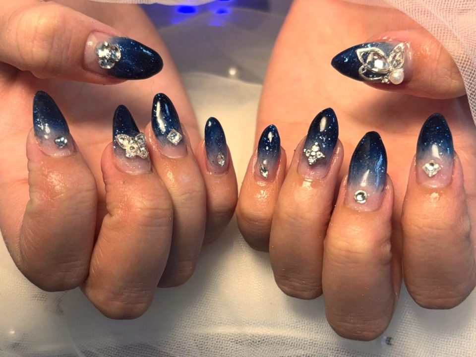 上品なダークブルーグラデーションネイル
