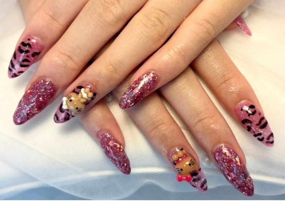 ヒョウ柄×日焼けキティちゃんネイル