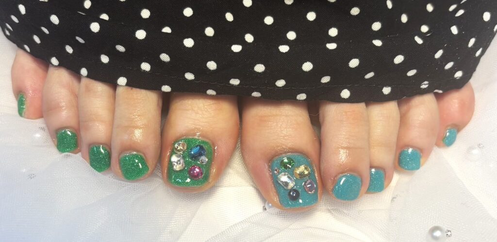 ストーンが輝くフットネイル