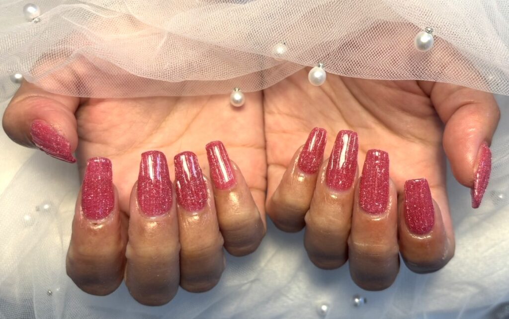 「ピンクラメのスクエアオフネイル|夏におすすめの上品デザイン」