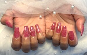 「ピンクラメのスクエアオフネイル｜夏におすすめの上品デザイン」