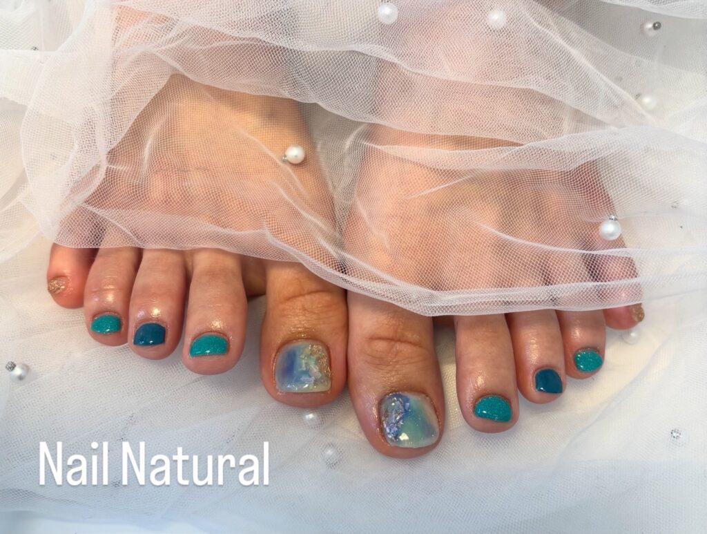 夏の海をイメージしたフットネイル