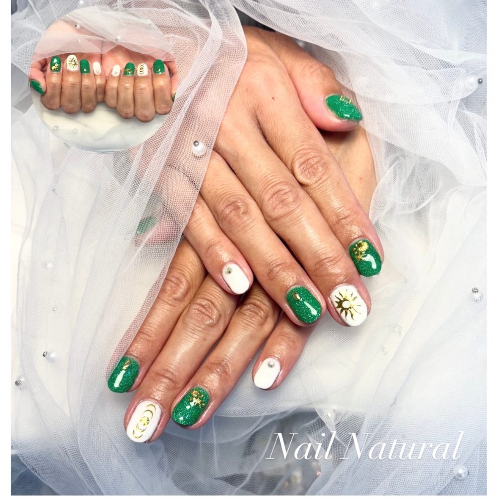 グリーンラメが際立つ大人の上品ネイル