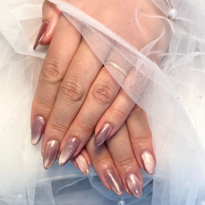 上品なピンクパープルのマグネットハンドネイル