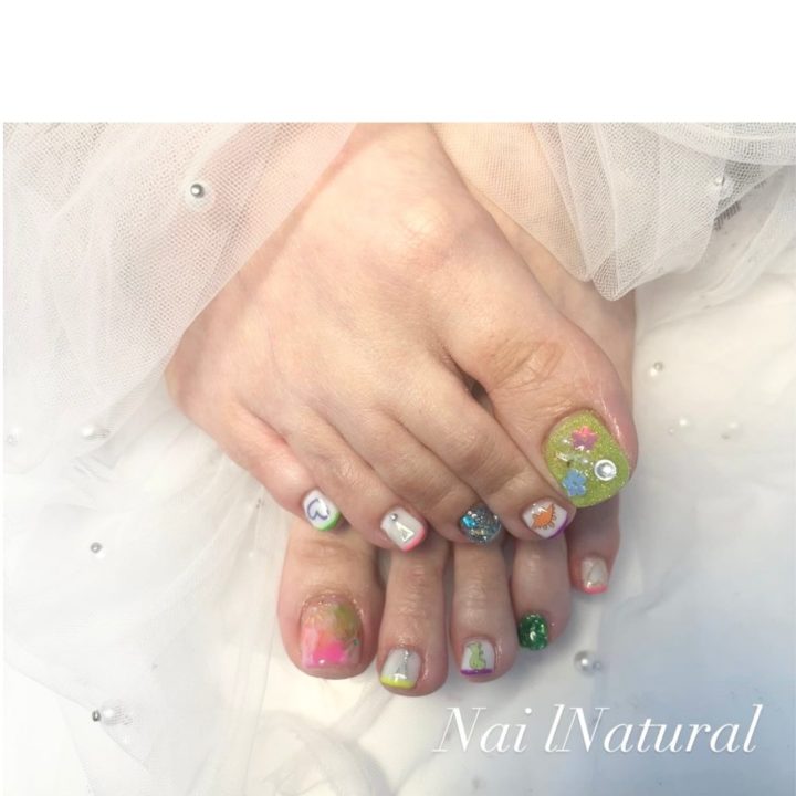 おもちゃ箱のような可愛いフットネイル