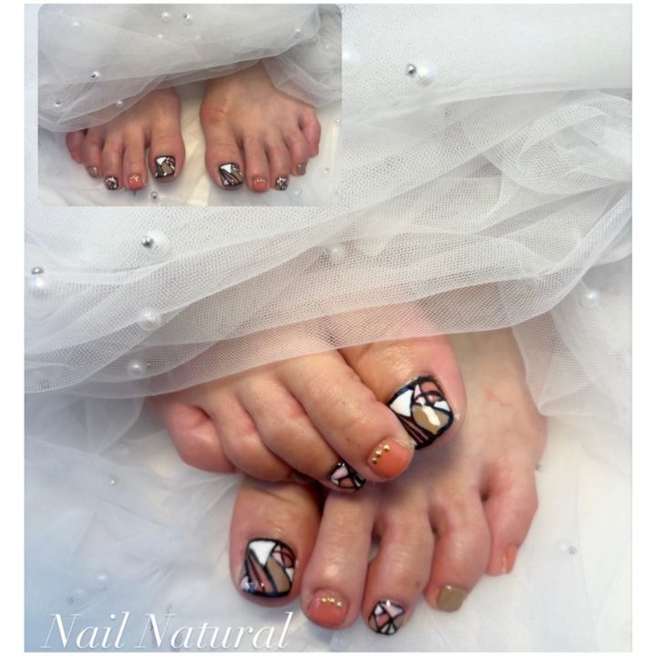 大人女性におすすめ！落ち着きと華やかさを両立したフットネイル