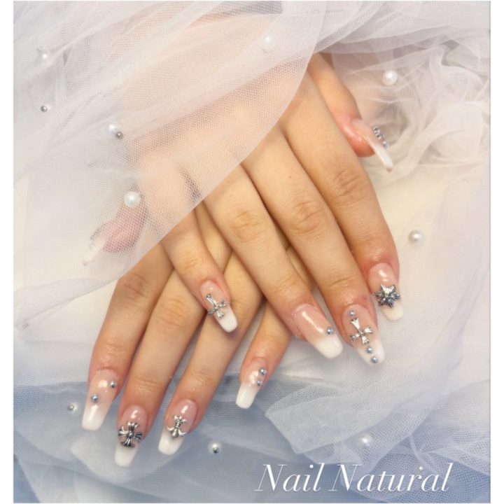ピンク×太めホワイトフレンチにクロムハーツ風ストーンで個性ネイル
