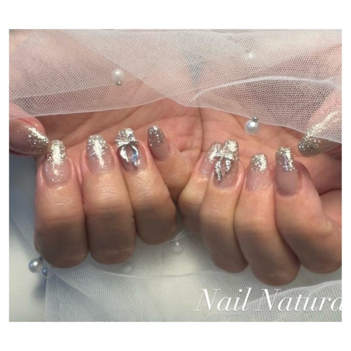 ピンク×シルバーラメのフレンチにリボンストーンで華やかアクセント