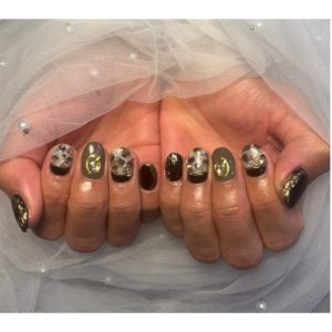 上品ブラウン×グレーニュアンス|大人の艶感ネイル