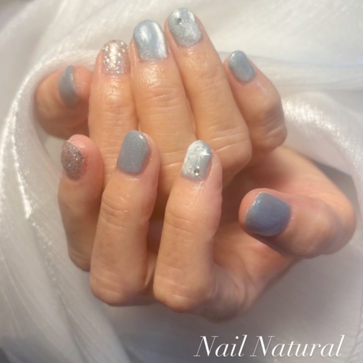 60代女性に施術したグレーブルーのマグネットネイル。雪の結晶アートと薬指のフラッシュラメが上品にきらめく冬ネイルデザイン