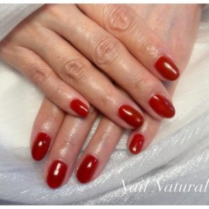 40代女性に施術した短い爪でもきれいに見えるレッドのワンカラーネイル