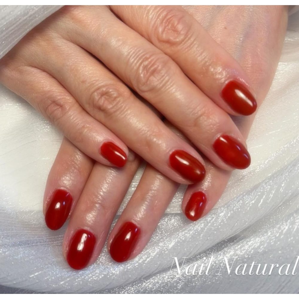 40代女性に施術した短い爪でもきれいに見えるレッドのワンカラーネイル