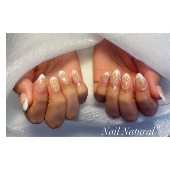 大人のホワイトフレンチネイル｜ゴールドパーツで華やぐ上品デザイン