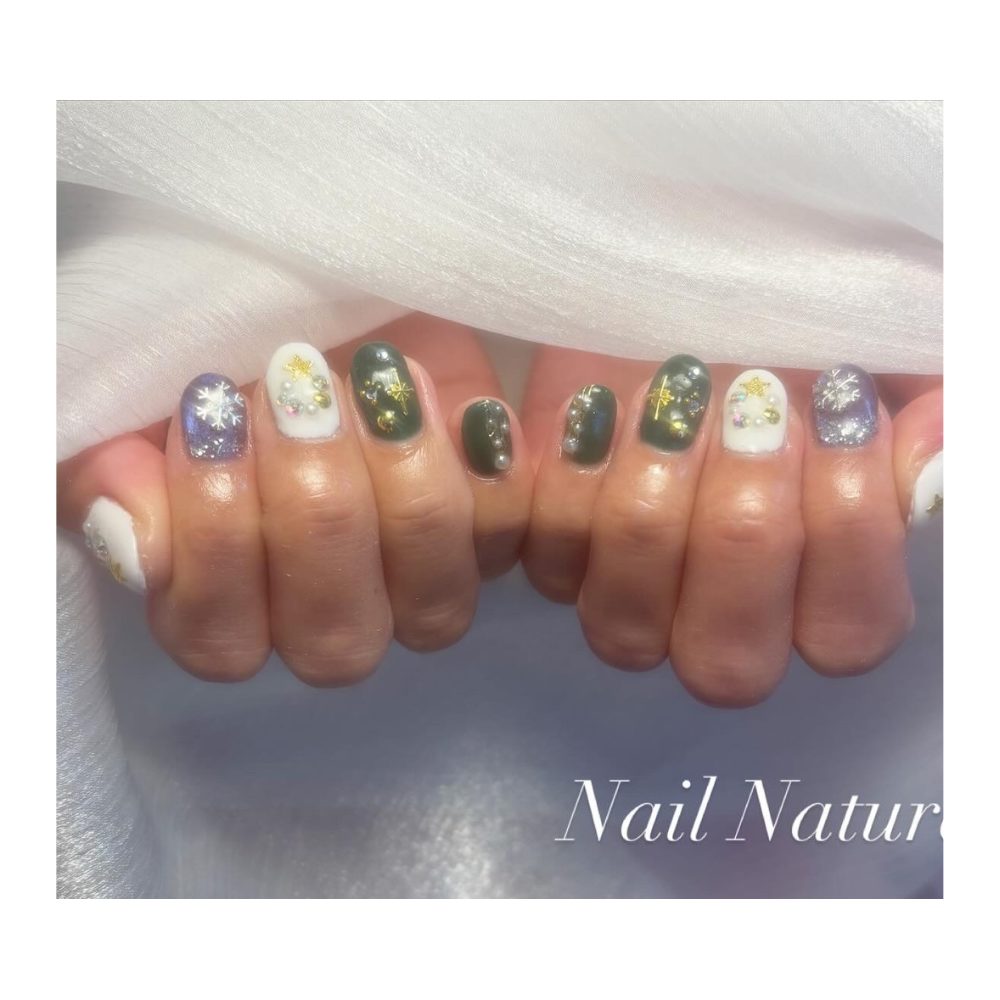 季節を感じる上品な冬ネイル