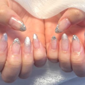 40代のシルバーのガラスフレンチ × マグネットネイル