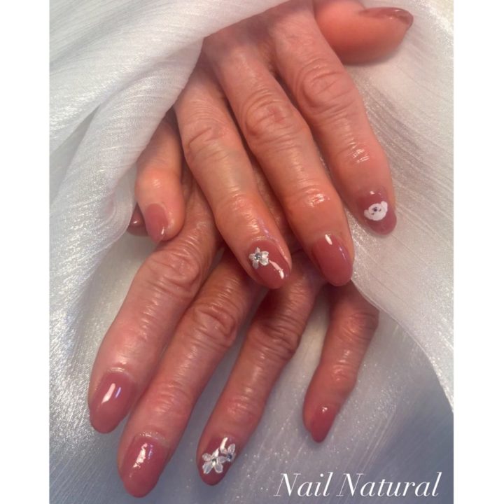 70代女性に施術したくすみピンクベージュの上品ネイルデザイン