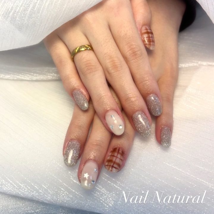 ベージュ×ブラウンの大人チェック柄ネイル